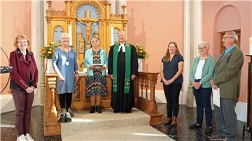 In einem Gottesdienst wurde die Küsterin Gudrun Brockmann (Mitte) von Pastor Clemens Bloedhorn und dem Kirchenvorstand verabschiedet.