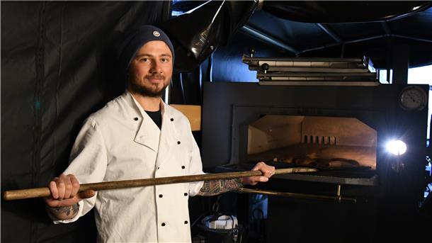 In einem Holzofen backt Christian Brinker Brot.