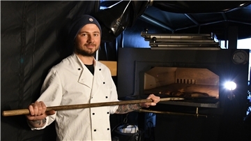 In einem Holzofen backt Christian Brinker Brot.