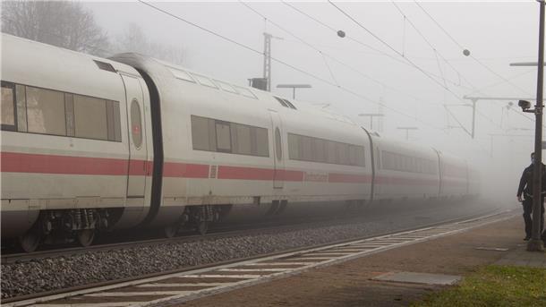 Lebenslange Haft für ICE-Messerstecher gefordert In einem ICE gab es im November 2021 zwischen Regensburg und Nürnberg eine Messerattacke auf mehrere Fahrgäste.