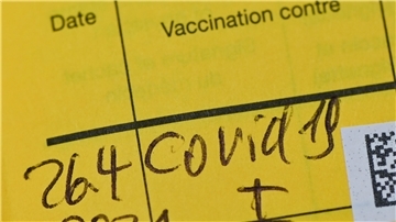 In einem Impfausweis ist der Eintrag einer Erstimpfung gegen das Coronavirus zu lesen 
