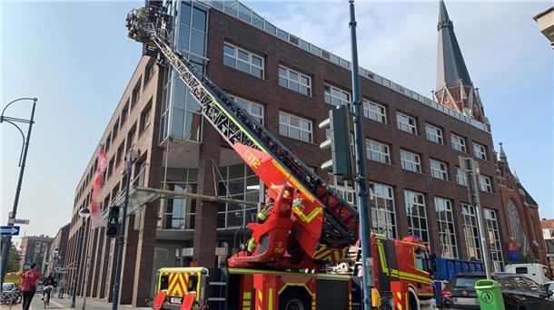 In einem Korb waren zwei Mitarbeiter einer Reinigungsfirma in zehn Meter Höhe gefangen. Die Feuerwehr setzte zur Rettung eine Drehleiter ein.