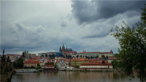Drei Leichen liegen in Prager Park - Polizei ermittelt In einem Park in Prag wurden drei Leichen gefunden.