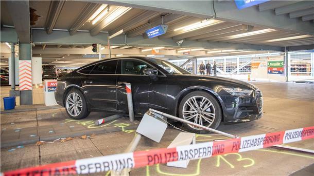 Großeinsatz am Flughafen - Autofahrer fährt Menschen an In einem Parkhaus am Flughafen Köln/Bonn hat ein Autofahrer am Freitag mehrere Fußgänger verletzt.