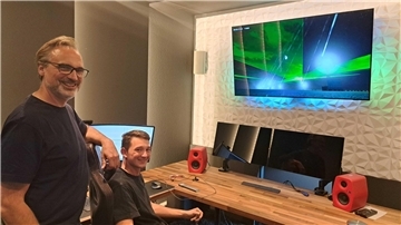 In einem Studio in Buchholz, gleich bei der Autobahn: Boris Bollinger und Azubi gewähren eine ersten Blick auf die Laser-Show in Bremerhaven. 