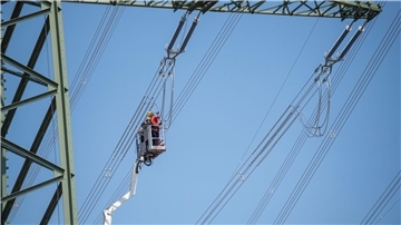 In einem Umspannwerk in Brandenburg wird an einer Stromleitung gearbeitet (Symbolbild). Energie ist einer von elf Bereichen, für die im Entwurf des KRITIS-Dachgesetzes besondere Auflagen gemacht werden.