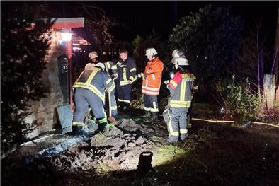 In einem Wochenendgebiet in Wehdel drohte Wasser in ein Haus zu laufen. Der Dauerregen erschwerte den Einsatz der Feuerwehr.