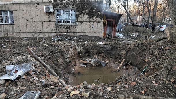 Krieg gegen die Ukraine: So ist die Lage In einem Wohnviertel in Odessa haben Trümmer einer abgeschossenen Drohnen den Boden aufgerissen.
