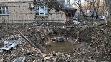 In einem Wohnviertel in Odessa haben Trümmer einer abgeschossenen Drohnen den Boden aufgerissen.