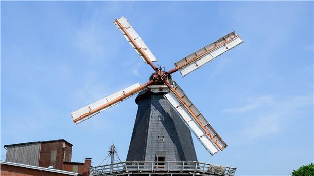 Mahlen als alte Handwerkskunst bei Lüneburg In einer alten Mühle in Bardowick bei Lüneburg wird das Mahlen noch als alte Handwerkskunst betrieben.
