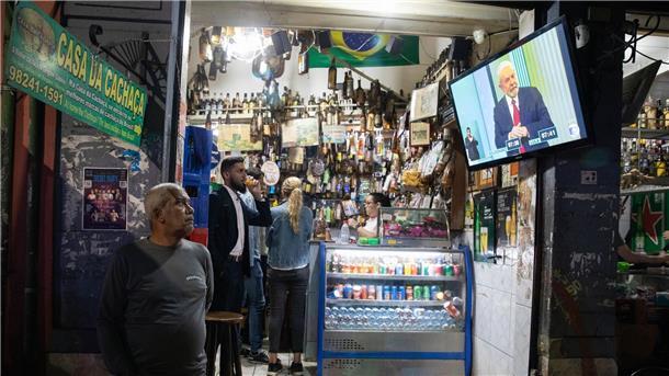 Brasilien-Wahl: Die Bedeutung für Klimaschutz und Welthandel In einer Bar in Rio de Janeiro im Stadtviertel Lapa läuft die letzte TV-Debatte zwischen den beiden Präsidentschaftskandidaten.