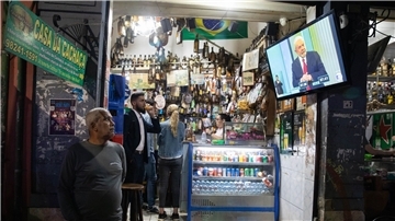 In einer Bar in Rio de Janeiro im Stadtviertel Lapa läuft die letzte TV-Debatte zwischen den beiden Präsidentschaftskandidaten.