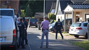 In einer beschaulichen Straße in Surheide hatten Zoll und Polizei am Dienstag einen stundenlangen Einsatz. Bei der Hausdurchsuchung ging es um den Verdacht der Schwarzarbeit.