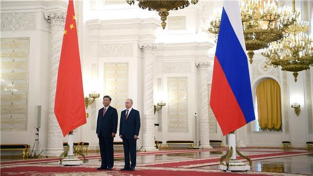 Xi Jinping beendet Staatsbesuch in Moskau In einer gemeinsamen Erklärung sprechen sich Xi und Putin gegen eine Vorherrschaft der USA und für eine multipolare Weltordnung aus.