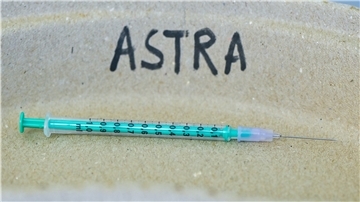 In einer Hausarztpraxis liegt eine leere Spritze nach einer Impfung gegen das Coronavirus mit dem Wirkstoff von Astrazeneca.