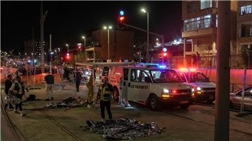 In einer israelischen Siedlung in Ost-Jerusalem sind mehrere Menschen durch Schüsse getötet worden.