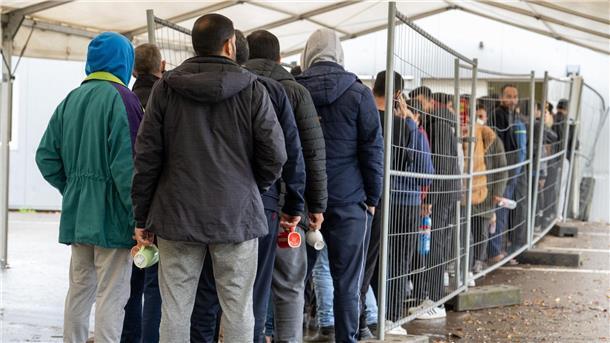 Fast eine Million Asylbewerber 2022 in der EU In einer Landeserstaufnahmestelle in Baden-Württemberg warten Flüchtlinge in einer Schlange vor der Essensausgabe.