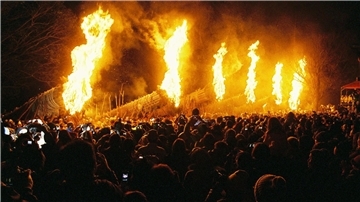 In einer spektakulären „Teufelsnacht“ haben Japanerinnen und Japaner bei einem der größten Feuerfeste des Landes „böse Geister“ vertrieben.