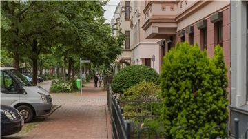 Blick auf Hausfassade und Bäume in der Goethestraße. 