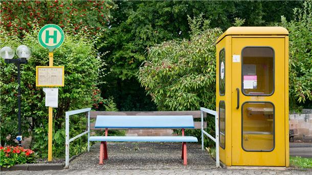 für Demenzkranke steht mitten im Park eine Bushaltestell