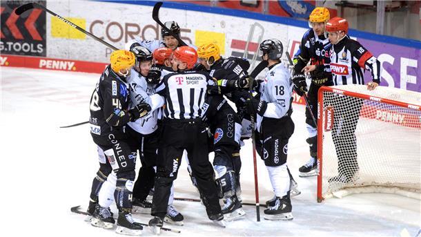 Eishockey-Spieler kämpfen vor einem Tor. im ersten Playoff-Duell zwischen den Fischtown Pinguins und den Kölner Haien zeigt sich die Playoff-Atmosphäre.