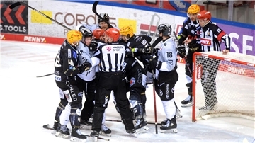 Eishockey-Spieler kämpfen vor einem Tor. im ersten Playoff-Duell zwischen den Fischtown Pinguins und den Kölner Haien zeigt sich die Playoff-Atmosphäre.