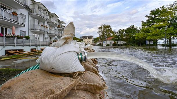 In Eisenhüttenstadt sollen Sandsack-Barrieren Häuser schützen.