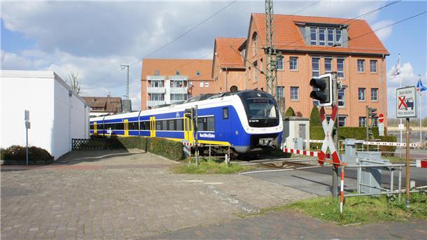 In Elsfleth lässt die Bahn ab April Lärmschutzwände bauen.