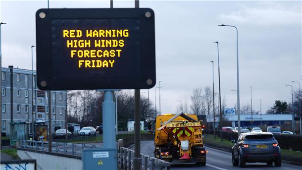 Sturm Éowyn zieht auf Irland und Großbritannien zu In Erwartung des Sturms Éowyn sind in Irland und Teilen des Vereinigten Königreichs für Freitag hohe Warnstufen für Wind ausgegeben worden.