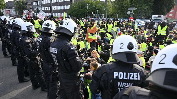 In Essen sind mehrere tausend Polizisten im Einsatz.