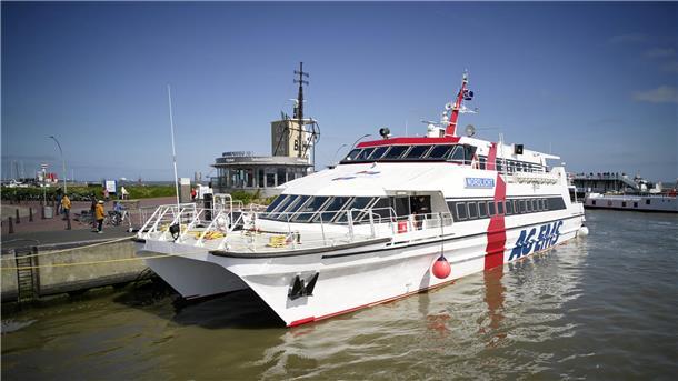 Katamaran Nordlicht vor Anker in Cuxhaven an der "Alten Liebe".