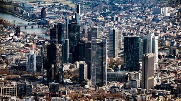In Frankfurt am Main stehen viele Gebäude. Im Sommer kann die Stadt sehr heiß werden.