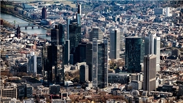 In Frankfurt am Main stehen viele Gebäude. Im Sommer kann die Stadt sehr heiß werden.