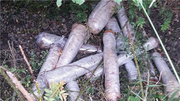 In Frischhaltefolie gewickelte Dönerspieße wurden an einem Feldweg im Landkreis Helmstedt entsorgt. Die Polizei ermittelt. 