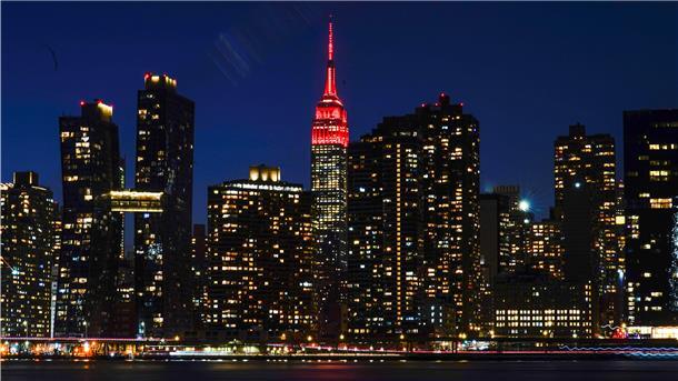 In Gedenken an die Hunderttausende Corona-Toten in den USA leuchtete die Spitze des Empire State Buildings.
