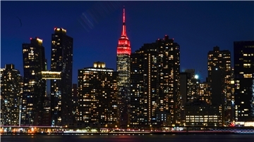 In Gedenken an die Hunderttausende Corona-Toten in den USA leuchtete die Spitze des Empire State Buildings.