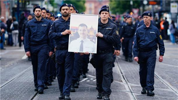 Mannheim: Tausende verabschieden getöteten Beamten In Gedenken an ihren tödlich verletzten Kollegen Rouven Laur ziehen Polizisten durch die Mannheimer Innenstadt.