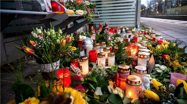 In Gedenken: Kerzen und Blumen in einem Wartehäuschen im Bahnhof Brokstedt.