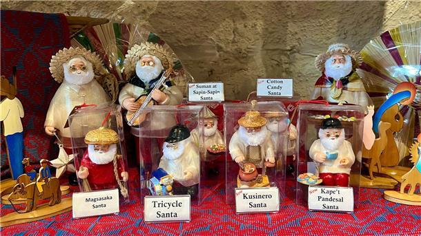 In Geschäften stehen für Weihnachtsfans verschiedene Santas zum Verkauf.