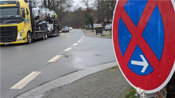 A27-Update: Neues Gerät im Einsatz - So sollen die Arbeiten schneller vorankommen In Hagen weisen an der Blumenstraße Parkverbotsschilder die Autofahrer zurecht.