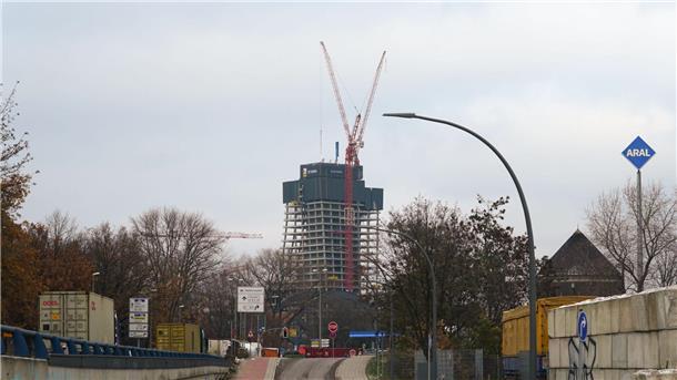 Weiterer Sanierungsexperte übernimmt wichtigen Signa-Posten In Hamburg baut Signa den 245 Meter hohen Elbtower. Das Projekt steht derzeit still.