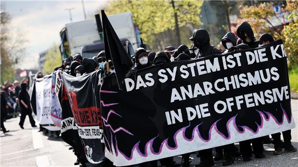 In Hamburg hieß es „Das System ist die Krise, Anarchismus in die Offensive!“. Der schwarze Block am Ausgangspunkt der Demonstration beim Tierpark Hagenbeck.