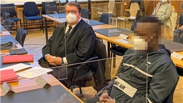 In Handschellen sitzt der 28-jährige Sudanese Soufian A. neben seinem Verteidiger Torsten K. Seyfarth im Schwurgerichtssaal des Landgerichts Stade. A. soll am 1. September 2021 in Sittensen versucht haben, einen Mann umzubringen.