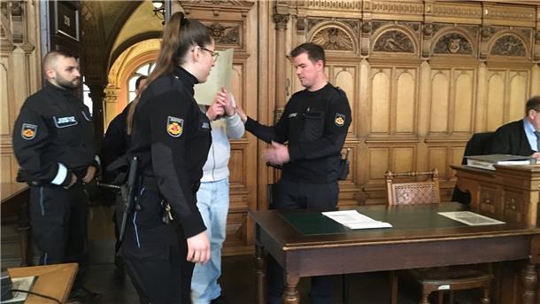 Justizbeamte mit Angeklagtem