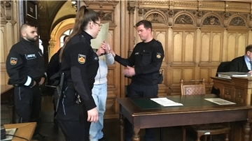 Justizbeamte mit Angeklagtem