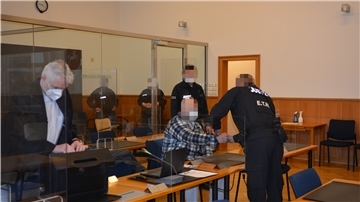 Dem Angeklagten werden im Gerichtssaal die Handschellen abgenommen.