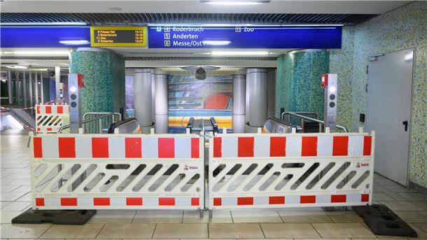 In Hannover blockieren Absperrungen den Zugang zur Stadtbahn.