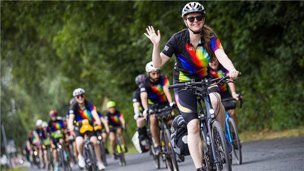 „Regenbogenfahrt“ als Mutmacher für junge Krebspatienten In Hannover sind die Fahrerinnen und Fahrer mit bunten Regenbogentrikots losgefahren.