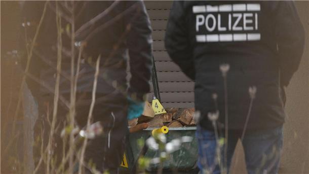 In Hattenhofen in Baden-Württemberg ist ein FDP-Kommunalpolitiker durch mehrere Schüsse verletzt worden.