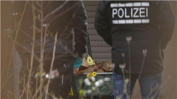 In Hattenhofen in Baden-Württemberg ist ein FDP-Kommunalpolitiker durch mehrere Schüsse verletzt worden.